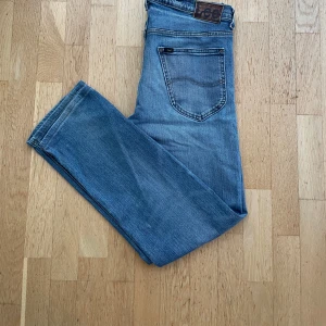 Jeans  - vintage straight Lee jenas i bra skick! Lite slitna vid båda fickorna. Jättefin ljusblå tvätt. 💕 Längd 102cm Skrev 26cm Midja 40cm Lårbredd: 28 cm