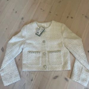 Snygg vit kofta - Snygg kofta från hm aldrig använd och har prislappen kvar.