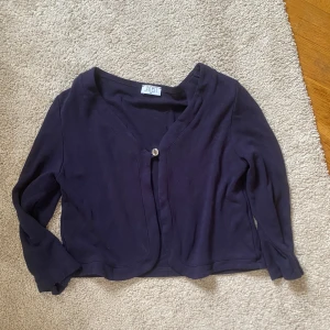 Fin marinblå kofta  - Fin marinblå kofta i strl S, knappt använd