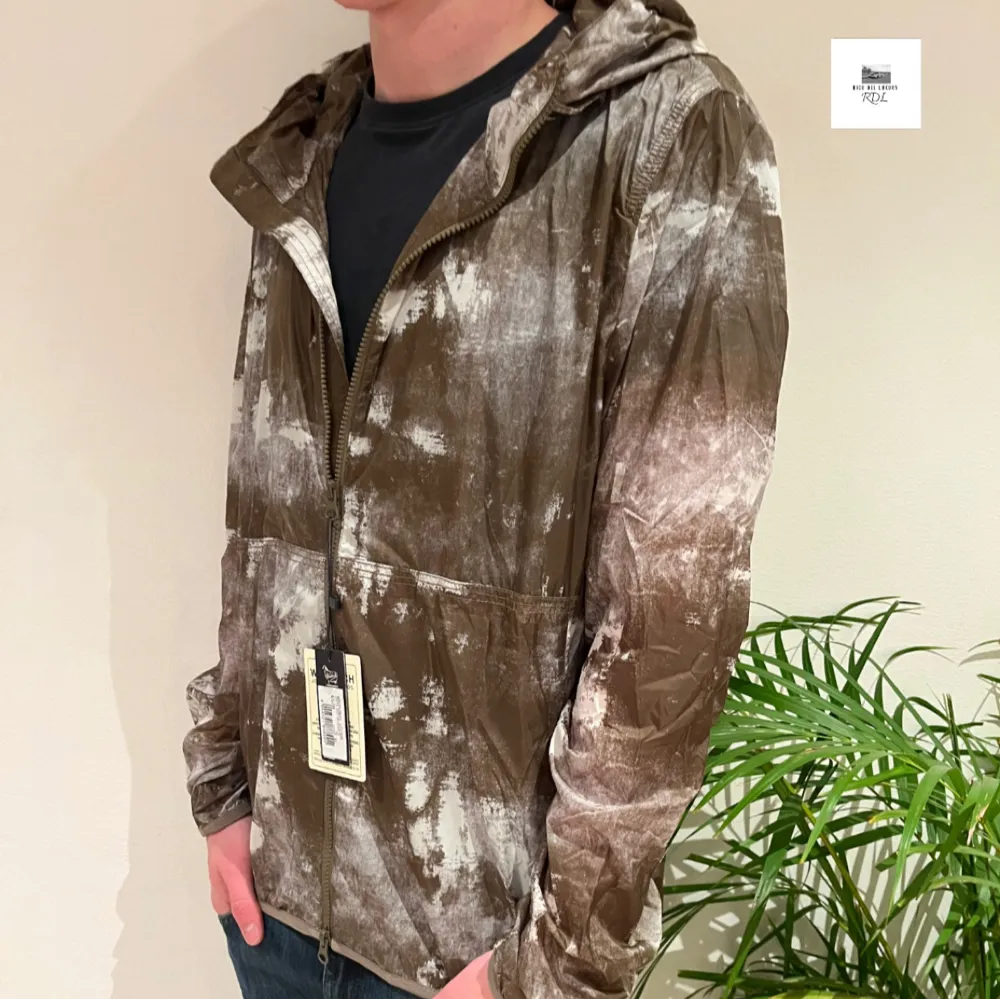 Woolrich windbreaker (helt ny) | Skick: 10/10 (HELT NY) | Size - Xl (fits L) | Pris - 1399kr | Fraktar via postnord eller instabox på köparens bekostnad | Hör av dig vid minsta fråga eller fundering // RDL. Jackor.