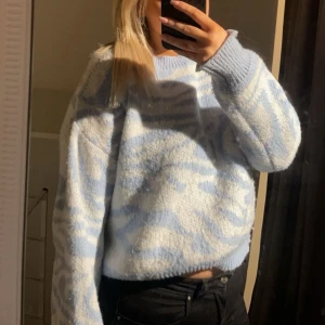 Blå tröja - Blå tröja i bra skick i storlek L men skulle säga den är mer som en M. 