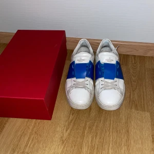 Valentino skor  - Säljer mina valentino skor. De är i bra skick bara lite smutsiga. Storlek passar 43-44. Skriv om ni har några frågor eller vill ha fler bilder. Priset är diskuterbart. 