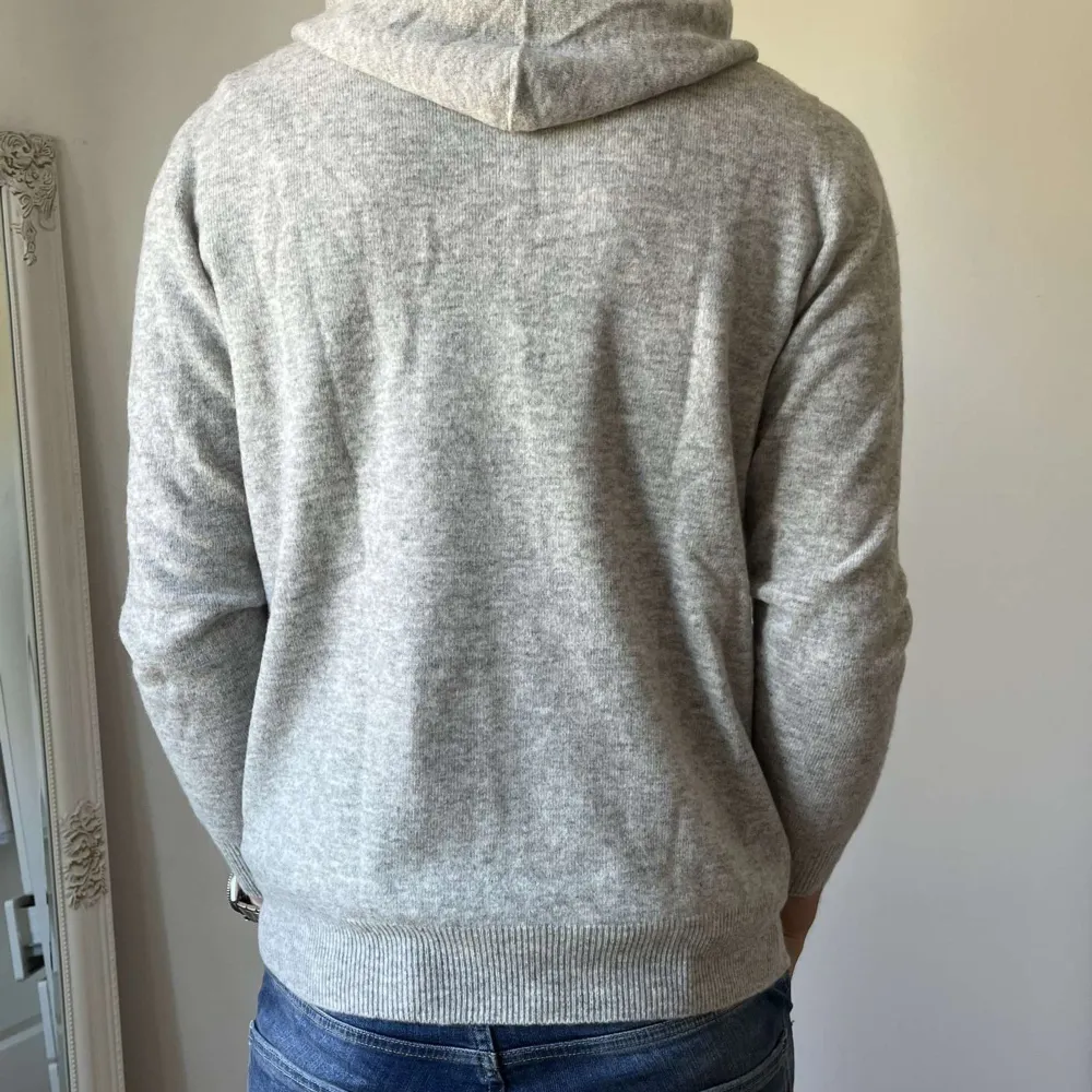 Hej! Säljer denna efterlänktade cashmere hoodien, modellen på bilden är 180, hoodien passar även 170-180 cm långa, modellen är 100 cashmere och perfekt nu till hösten Kan som minst gå till 600-700 kr då de redan är väldigt bra pris. Hoodies.