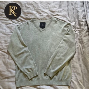 V-ringad tröja - Säljer denna stiliga v-ringade tröjan i storlek XXL men passar som L, skicket är otroligt bra och är nästan som ny, färgen är grå och har inga fläckar. Här av er för fler frågor!🤝