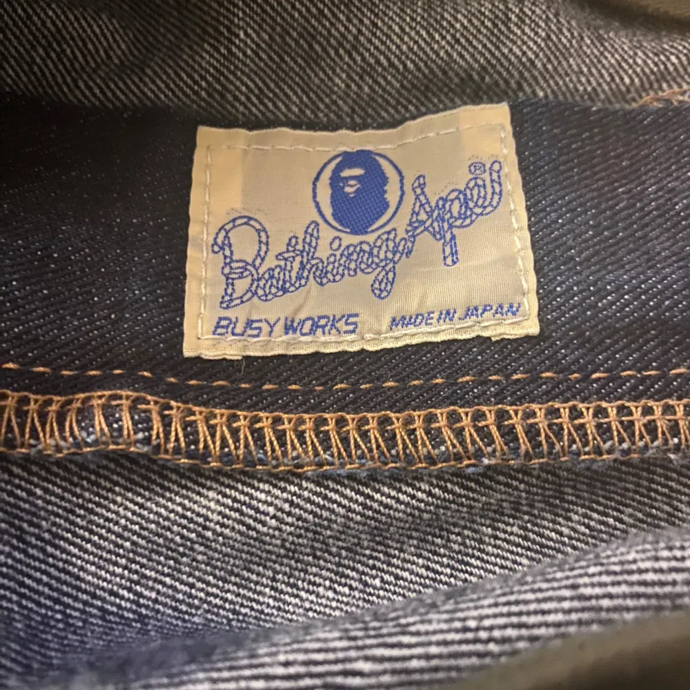 Bape jeans, äkta och köpta från japan, straight fit. W 33 L 33. 9/10 skick, Dm om mer frågor finns.. Jeans & Byxor.