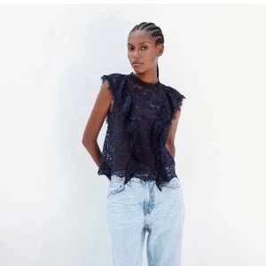 Zara  - En jätte fin topp från zara, en marinblå topp i storlek xs (inte mina bilder) kom Privat för fler bilder eller intresse💗  TRYCK INTE PÅ KÖP!