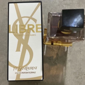Yves Saint Laurent Libre Eau de Parfum Florale 90 ml  - Yves Saint Laurent Libre Eau de Parfum Florale 90 ml  Använd en gång. Org pris 2000kr