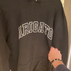 Arigato hoddie - Fin och snygg Axel arigato hoddie, perfekt nu till hösten/vintern. Hör av er vid frågor!