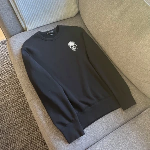 Alexander McQueen Crewneck - Säljer denna sköna McQueen tröja i fint skick. Size M, tts. Nypris drygt 4k. Hör av er vid funderingar.
