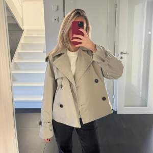 Kort trenchcoat från zara. Använt en gång. Nypris: 859