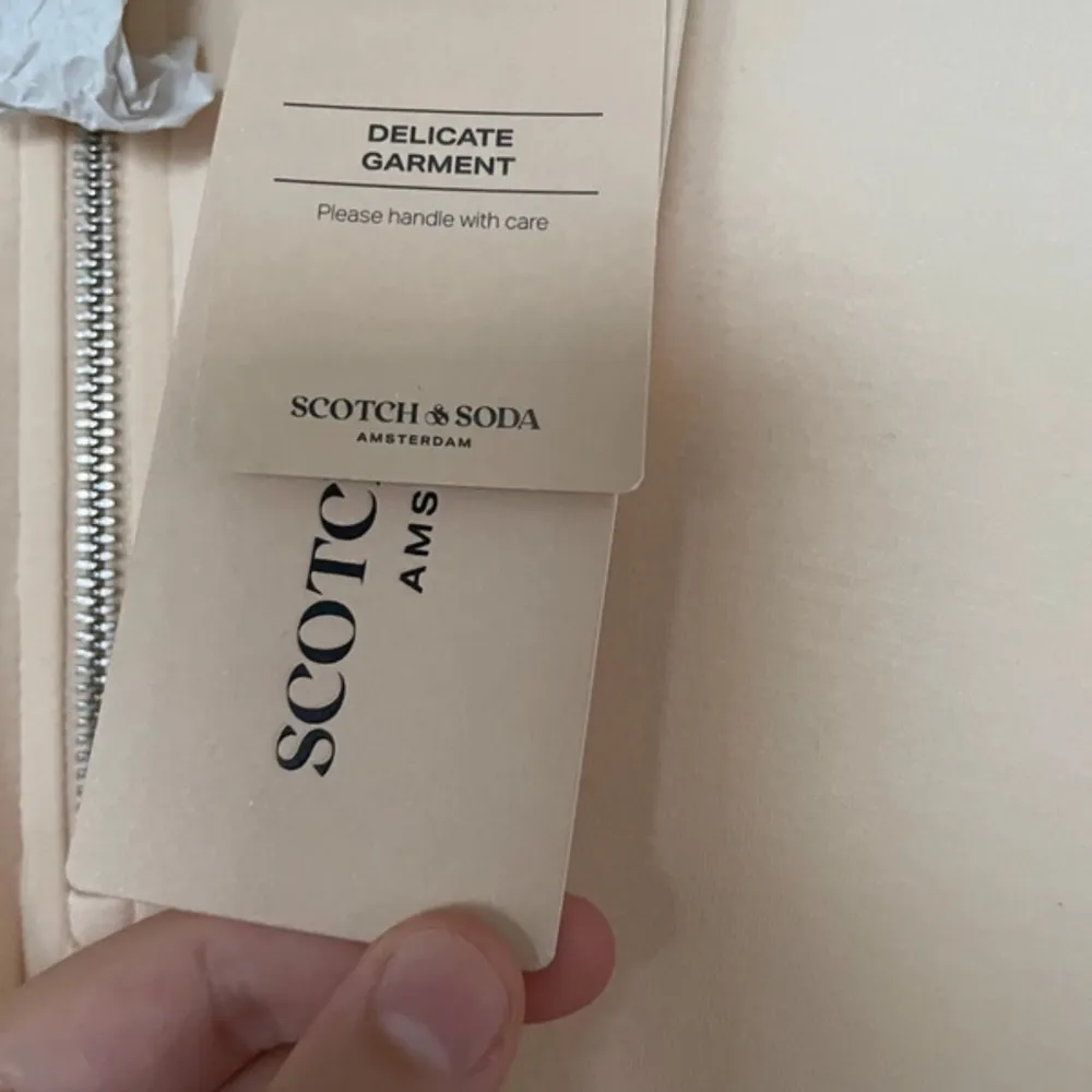 Super snygg klänning nu till hösten från scotch & soda, köpt på best of brands för 1300:- Aldrig använd då den inte riktigt var min smak och glömde lämna tillbaka. Klänningar.