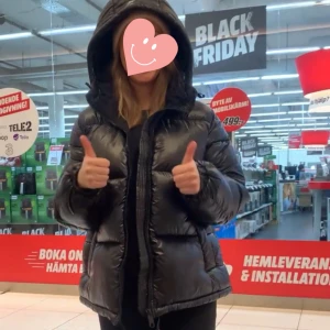 H&M jacka  - Köpt för 2 år sedan. Använd men inga skador.