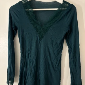 Intimissimi tröja  - Jätte fin intimissimi tröja som är använt några tillfällen. Väldigt fint skick och är i en väldigt fin grön färg med spets. Hör av dig vid frågor och funderingar 