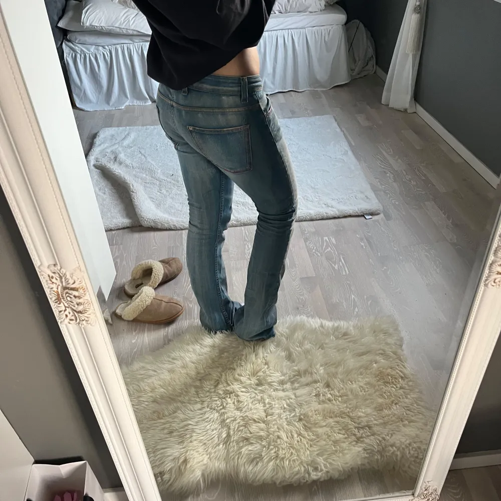 sååå snygga replay jeans. storlek 28/32. för långa för mig som e 162. 38 rakt över i midjan❤️. Jeans & Byxor.