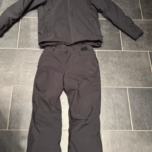 Peak Performance skidställ Maroon - Jacka och byxor från Maroon-kollektionen inköpta inför vintersäsongen 2019. Sparsamt använda. Peak Performance-märket på byxorna har trillat av men annars är de i fint skick. Jackan är i L och byxorna i M. Går att köpas separat om så önskas. 