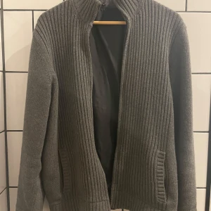 Massimo Dutti cardigan - Massimo Dutti cardigan i toppskick, strl L men passar även M. Slutsåld överallt. 