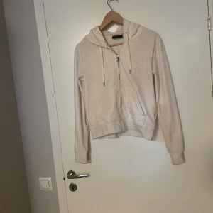 Vit hoodie med dragkedja - Säljer en vit juicy  kofta. Köpte här på plick men tyckte inte att den satt bra på mig.