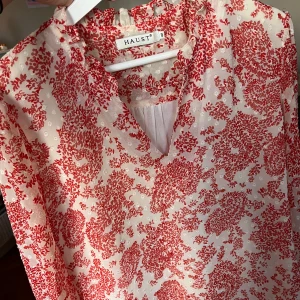 Elegant blouse  - Beautiful blouse in very good condition. New price: 1399,- 