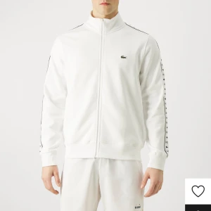 Ny Lacoste zip tröja - Jätte bra skick använt  5-6 gånger och har växt ur den nu så jag säljer den storlek S men passar M 
