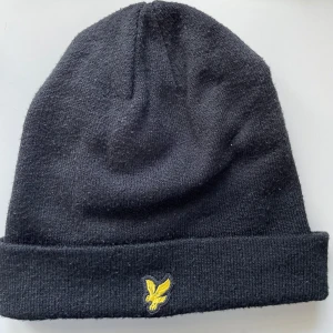 Lyle & scott mössa - Tja säljer denna feta lyle & scott mössan då jag inte har någon användning till mössan längre, den är perfekt nu till hösten/vintern då det blir kyligare. Skicket på mössan är 9/10, priset är INTE spikat i sten! Hör av vid minsta lilla fundering.