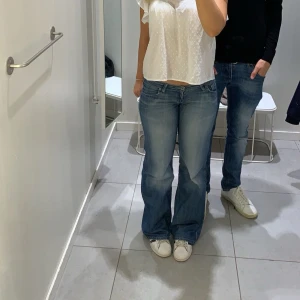 Cross jeans  - Säljer dessa söta jeans från cross jeans då jag måste få mer plats i garderoben🥰 W28 L34 Midjemått rakt över: 42cm Innerbenslängd: 72cm 