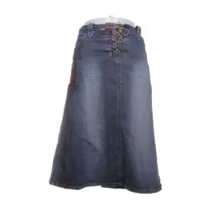 Oanvänd denim kjol köpt på sellpy! Det stod XL i annonsen men jag skulle snarare kalla den M. På mig (160cm) går den till vaderna. Den är i bra skick utan skador :) Nypris: 120kr