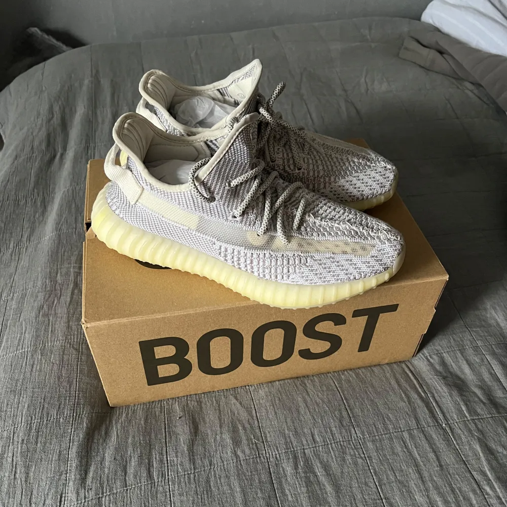 Yeezy 350 static i ett extremt bra skick, nästintill aldrig använda! Pris 1700. Skor.