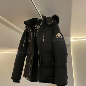 Moose knuckles jacka - Hej👋🏻 säljer min Moose knuckles jacka pga att den inte längre inträffar min stil, Har bara blivit använd ca 3 gånger, köpte den här på plick för 5500 förra vintern, går även att ta av luvan