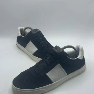 Valentino flight crews - Säljer ett par riktigt feta valentino fc skor. Köpt i butik. Ny pris 6600kr +. Storlek. 43.5 Men passar 44,5. Kommer inte med dustbag eller låda. Perfekt nu till vintern!