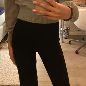Svarta byxor - Säljer ett par svarta tights/leggings i bomull (ribbstickade) som är supermysiga och snygga. De är perfekta för både vardag och mys! Säljer då de blivit för korta för mig som är 175 Skriv för fler bilder💖