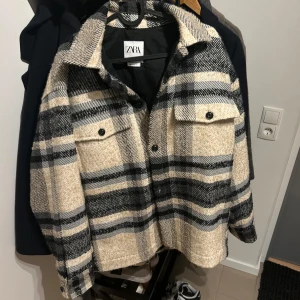 Zara jacka - Säljer en knappt använd Zara jacka som jag köpte för ca 4 år sen