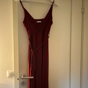 Vinröd balklänning - Aldrig använd  Helt ny utan prislapp 