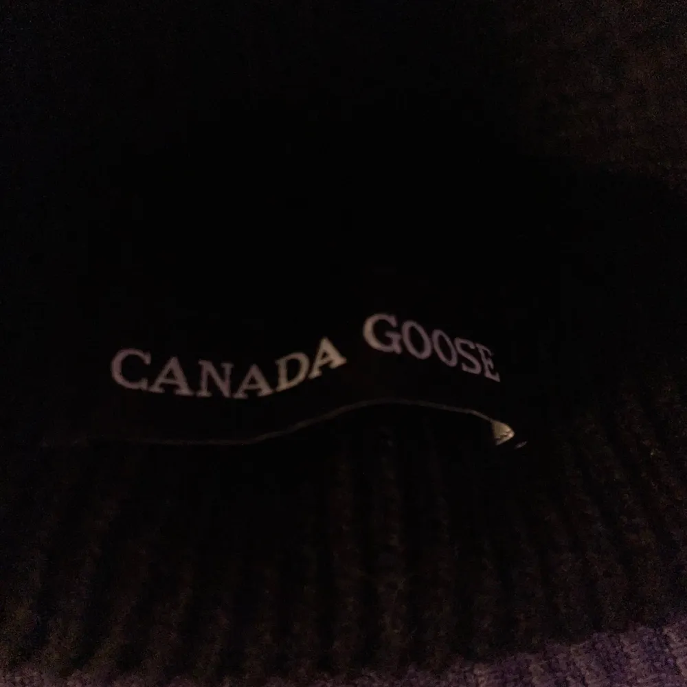 Oöppnad Moncler mössa - 1150 Ny Skick Canada Goose mössa - 750 Skriv om ni är intresserade . Accessoarer.