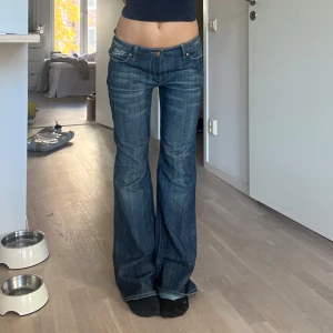 Lågmidjade bootcut jeans  - Lågmidjade bootcut jeans. Midjemått 38cm innerbenslängd 80cm. Köp via köp nu❤️‍🔥