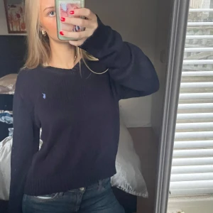 Ralph Lauren tröja - Ralph Lauren stickad tröja i marinblå färg med ljusblått märke. Jättemysig och bra skick, storlek L men passar mig jättebra som brukar ha storlek S. Skriv för fler bilder! 💓