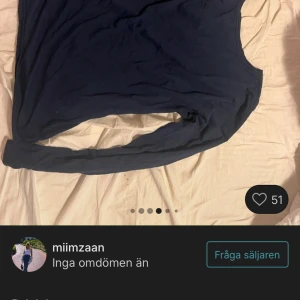 Mörkblå långärmad tröja - Säljer en enkel och stilren mörkblå långärmad tröja. Perfekt för kyligare dagar och lätt att matcha med olika outfits. Tröjan är i bra skick och redo för en ny ägare!