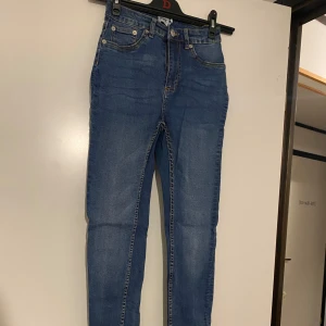 Jeans blå - Blå jeans från lager 157 storlek S. De är i gott skick och ej använda så mycket. Modell snake.