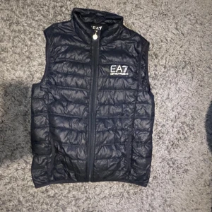 Väst  - Säljer min Armani väst. Använd men fortfarande bra skick. Storlek S 