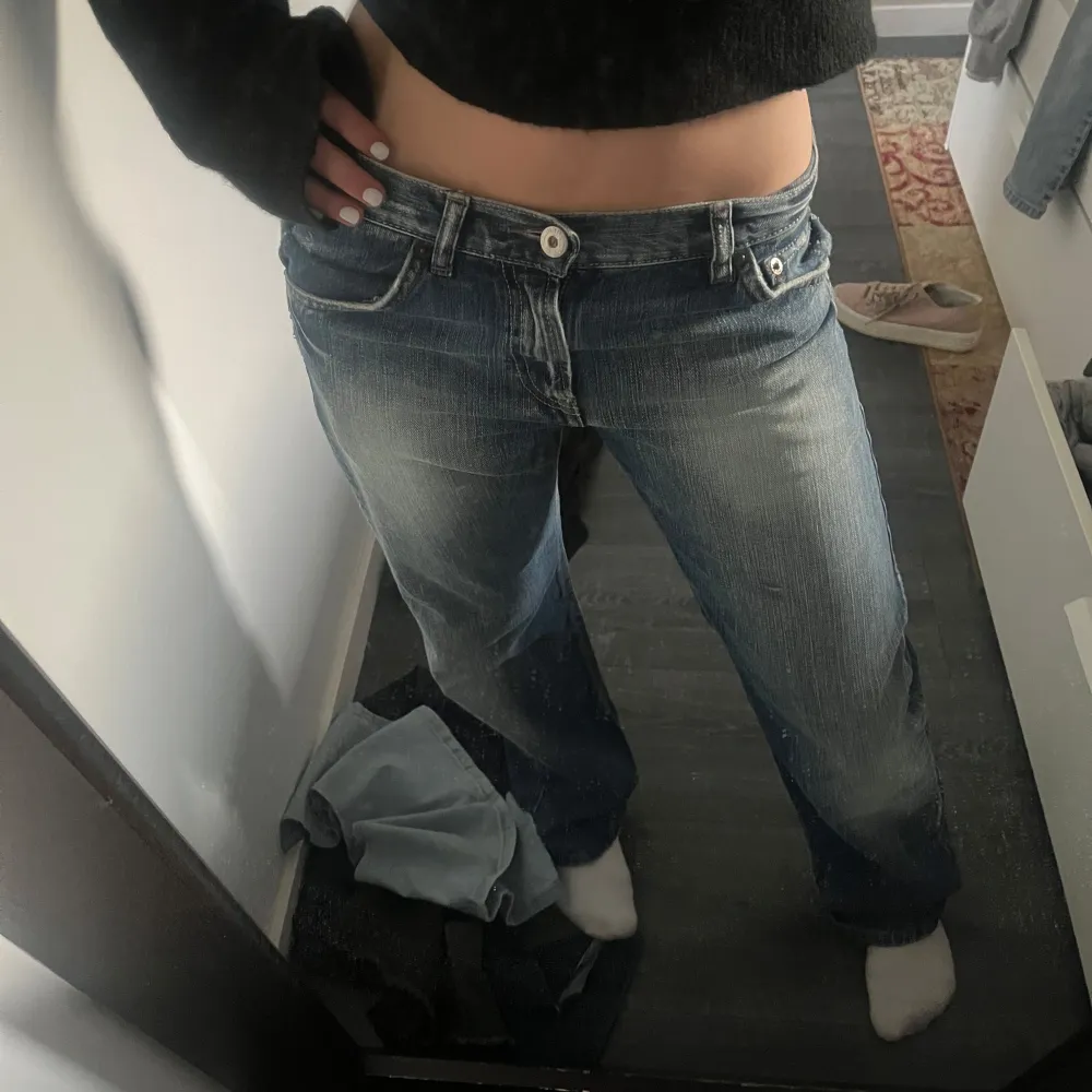 Säljer dessa jeans! storlek står inte men gissar runt S (fråga om mått så skickar jag) Pris kan diskuteras🩷. Jeans & Byxor.