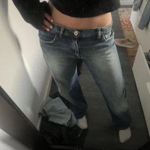 Jeans - Säljer dessa jeans! storlek står inte men gissar runt S (fråga om mått så skickar jag) Pris kan diskuteras🩷