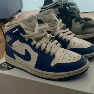 Nike Jordan 1 skor  - De är använda flertal gånger men är ändå i hyfsat skick.Nypris för båda paren ungefär 3500kr. Blå och vita paret i storlek 37,5 och gråa i storlek 39 säljs tillsammans kommer med skolådan (om man vill) skosnöre följer så klart med.