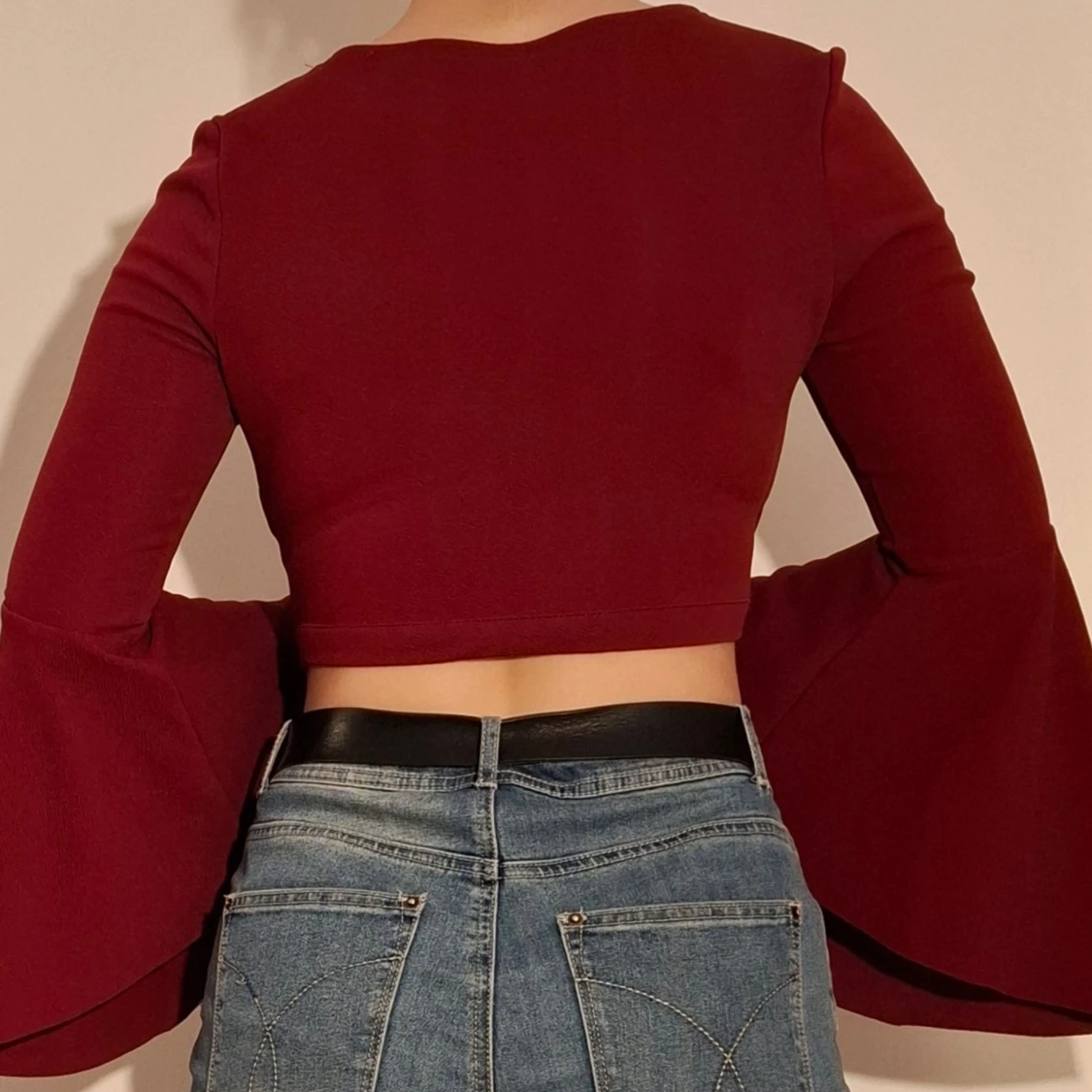 Vinröd crop top med vida ärmar - 91