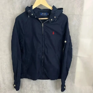 Ralph lauren jacka - Tja säljer nu min Ralph lauren jacka. Den är i storlek S och den är i bra skick. Hör av er för mer frågor eller funderingar.