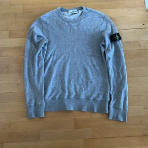Stone Island tröja - Säljer nu min Stone Island sweatshirt då den är för liten.    Skick 9/10    Kontakta vid snabb affär, pris kan diskuteras.