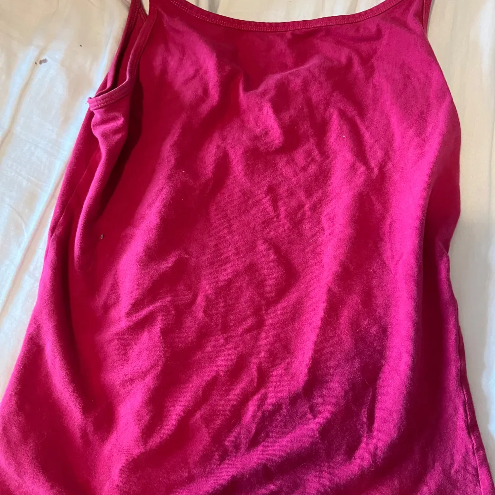 Säljer en enkel och bekväm rosa linnetopp. Den är ifrån h&m men står ingen storlek längre men skulle säga att den är s.. Toppar.