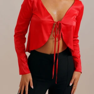 Satin Top - Säljer denna jätte snygga röda satin top från chiquelle. Den har aldrig kommit till användning, därmed är den i nyskick. Nypris 499kr Hör av er vid frågor <3