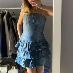 Jeansklänning volang - Jeansklänning med volang💕 Stretchig så är väldigt fin på☺️ Mycket sparsamt använd! Storlek M