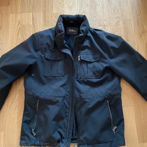 Oscar Jacobsson jacka - Säljer denna sjukt feta Oscar Jacobsson jackan i toppenskick! Den är storlek 48 vilken är M ish! Perfekt nu till hösten när de är lite kallare, vid fler frågor eller funderingar är det bara att skriva! 