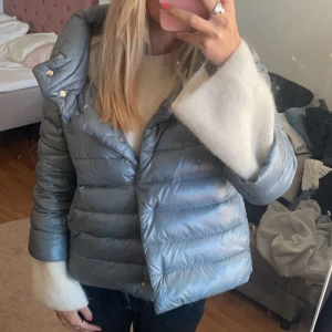 Herno jacka  - Ljusblåa herno jacka, knappt använd så alltså väldigt bra skick. Köpt för ca 6000kr. Kan tänkta mig att gå ner i pris vad snabb affär 💕
