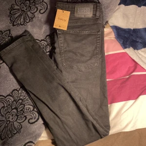 Jeans Jack&Jones - Jack&Jones jeans i storlek 15y 170cm, jeansen är i perfekt skick och är köpta från Sellpy men har inte används. Skriv för fler bilder.